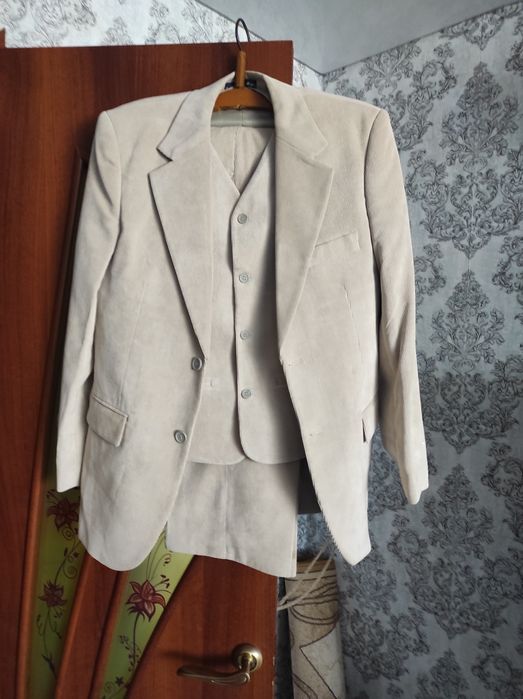 Костюм мужской тройка