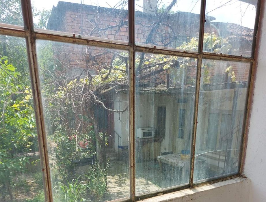 Двуетажна къща с 3500 кв. м. земя