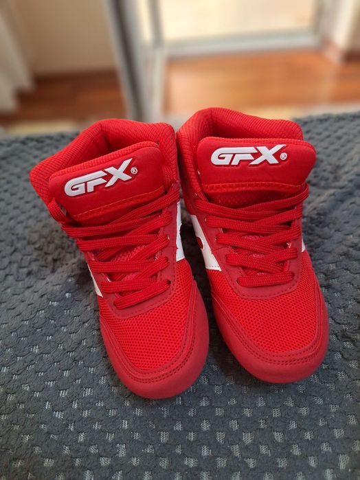 Боксови ръкавици 6-ца + маратонки за  бокс