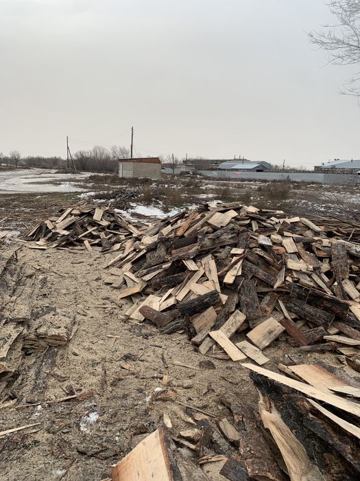 Дрова пиленные, туалеты уличные.