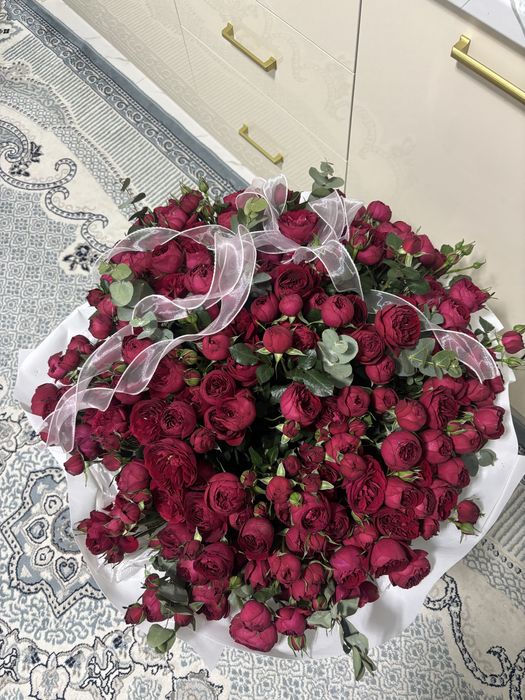 Букет кустовых красных роз