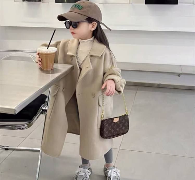 Palto kiygan yalangoch qiz