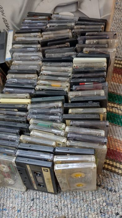 157  аудио касети,обикновенни 4 бр видео касети