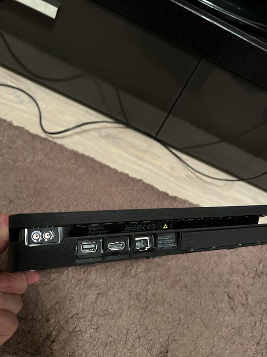 Продам PS4 с играми Fifa26, Metro, UFC