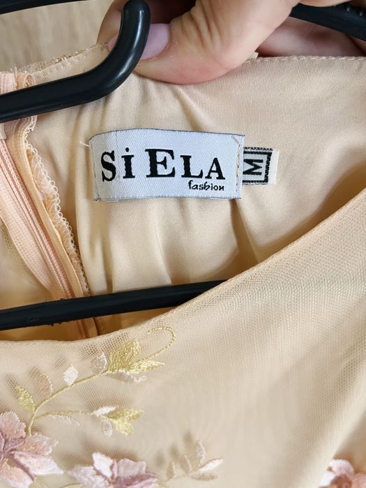 Официална рокля с бродерия