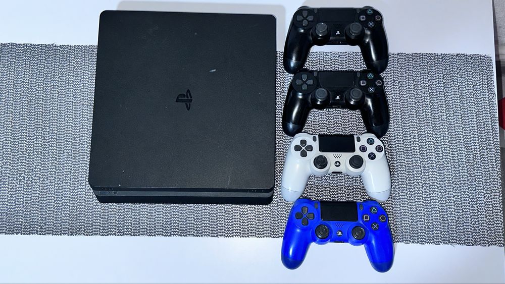 Vand PlayStation 4 +4 controlare
