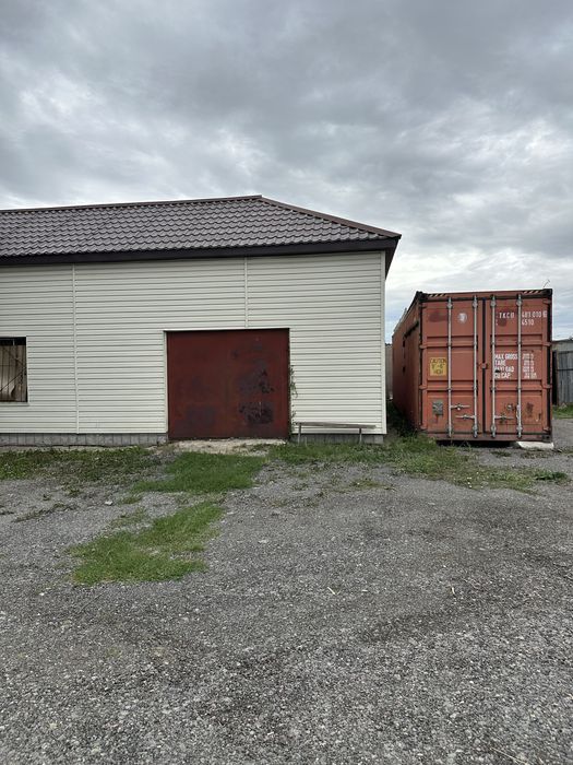 Сдается территория огорожена.