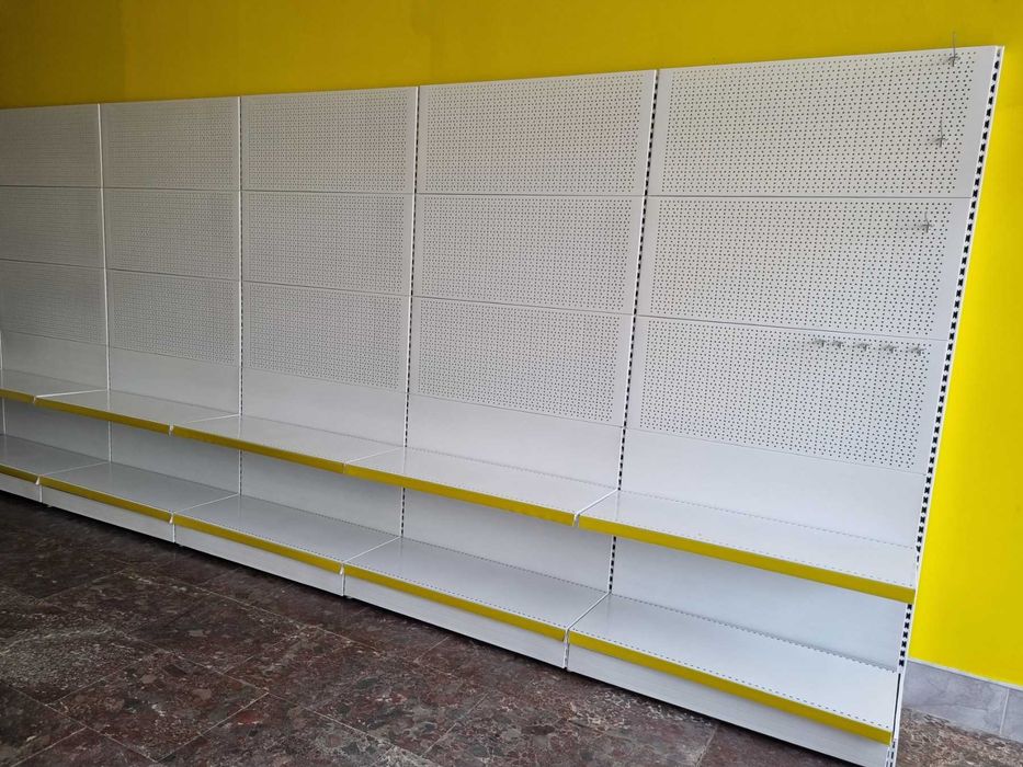 Стелажи за магазин / крайстенни стелажи с плътен или перфогръб