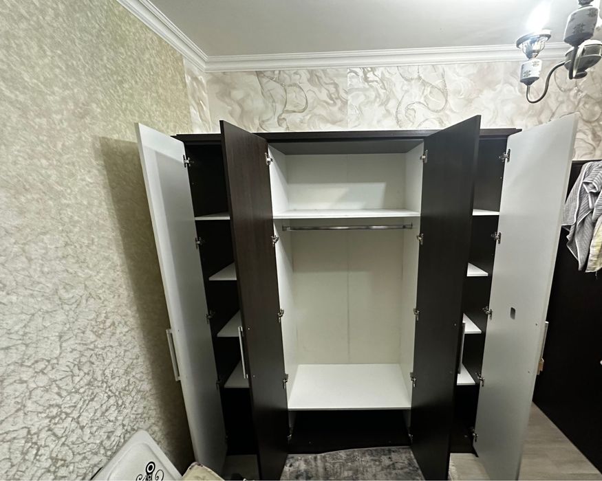 шкаф хорошего качества просторный