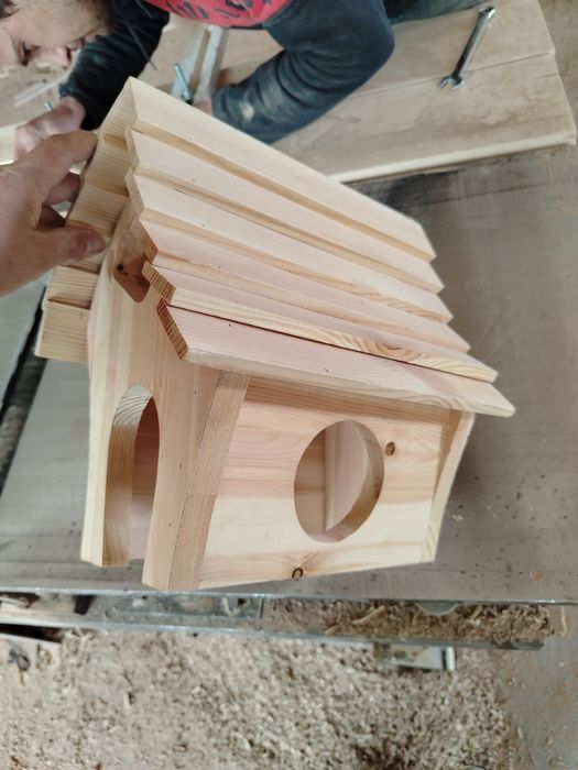 Кормушка для птиц хороший дом