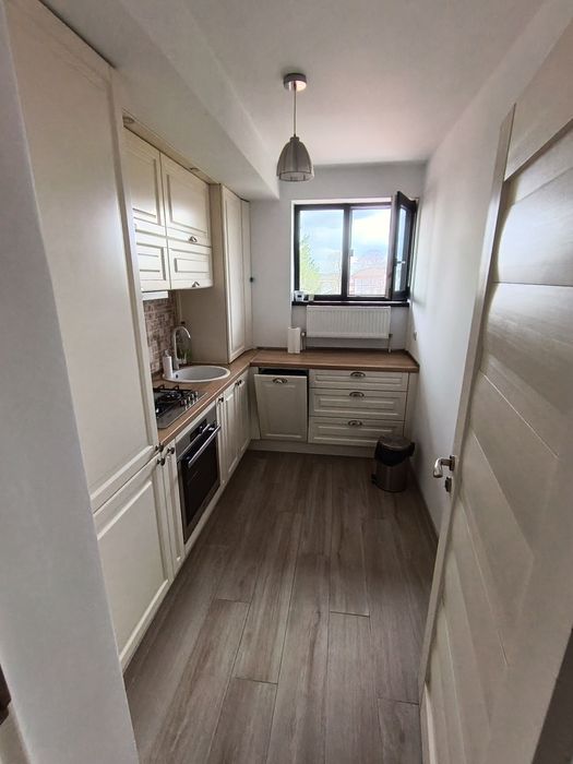 Închiriez apartament 3 camere + garaj la parterul blocului
