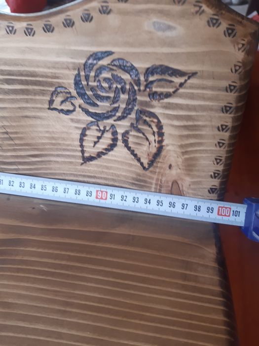 Битова етажерка с орнаменти.