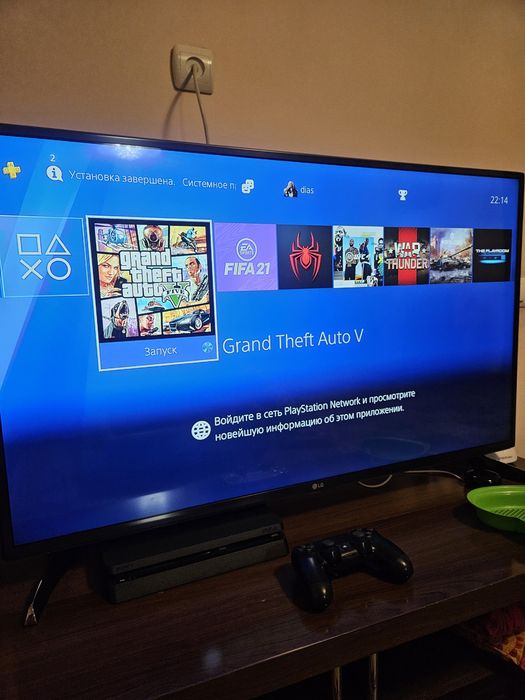 Продам Play station 4 с двумя джостиками