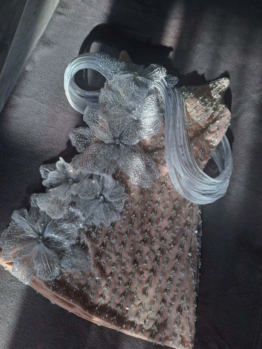 Дизайнерска рокля с 3D цветя и бляскави детайли