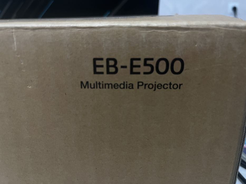 Проектор EB-E500 multimedia projector и LED экран 3метра. 20см