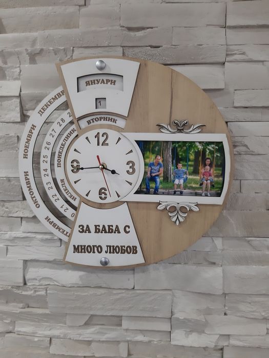 Дървен вечен календар с часовник и рамка за снимка