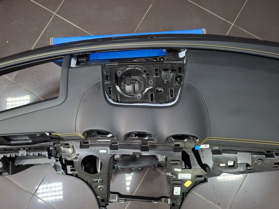 Ново Кожено Табло с Жълт шев Mercedes W206 AMG HUD