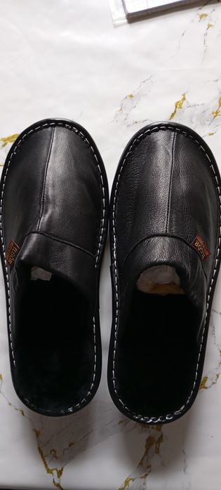 Кожаные тапочки.