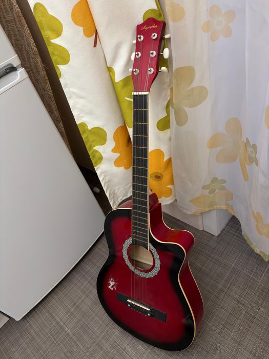 Гитара с чехломм