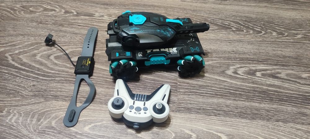 Игрушечный танк на пульте управления