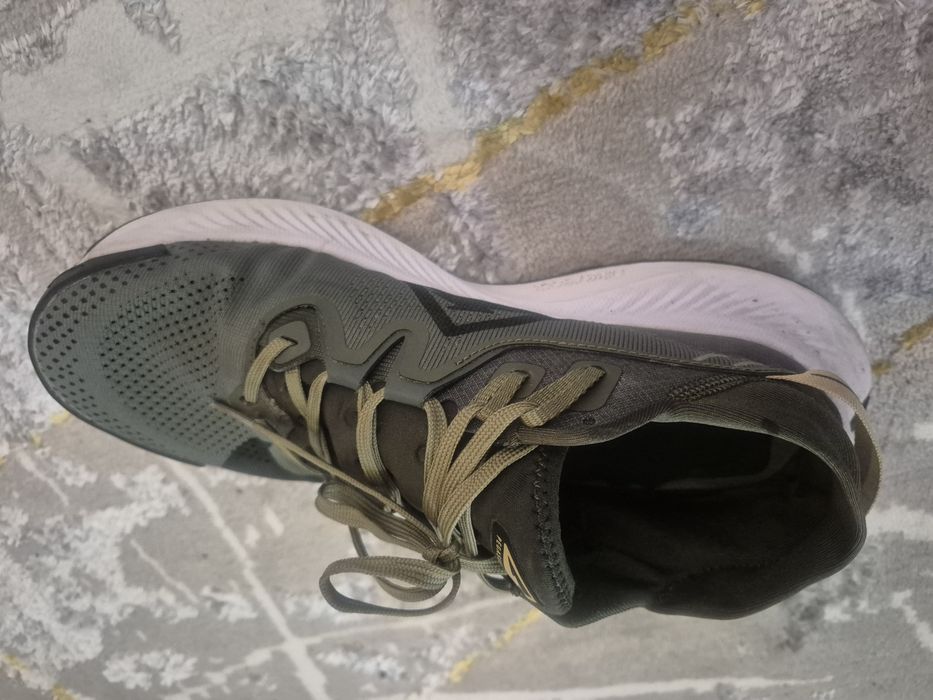 Продам кроссовки