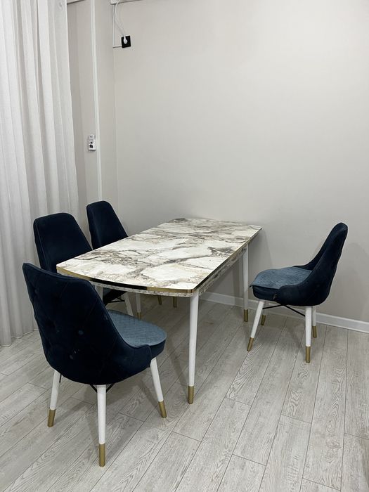 Стол и стулья для кухни