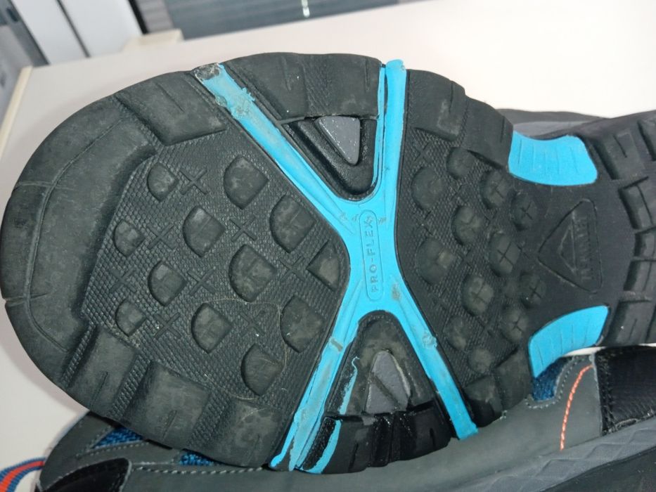 Яки маратонки, цветни, здрави, топли.