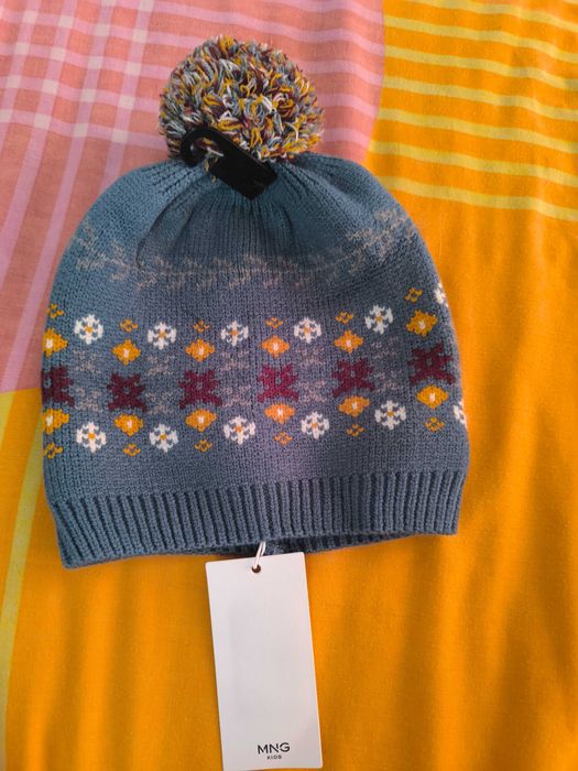 Детска шапка с помпон