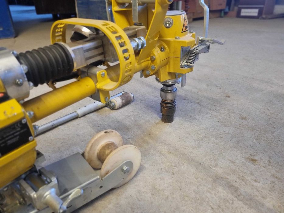 Masina de tirfonat-bulonat ROBEL 30.82