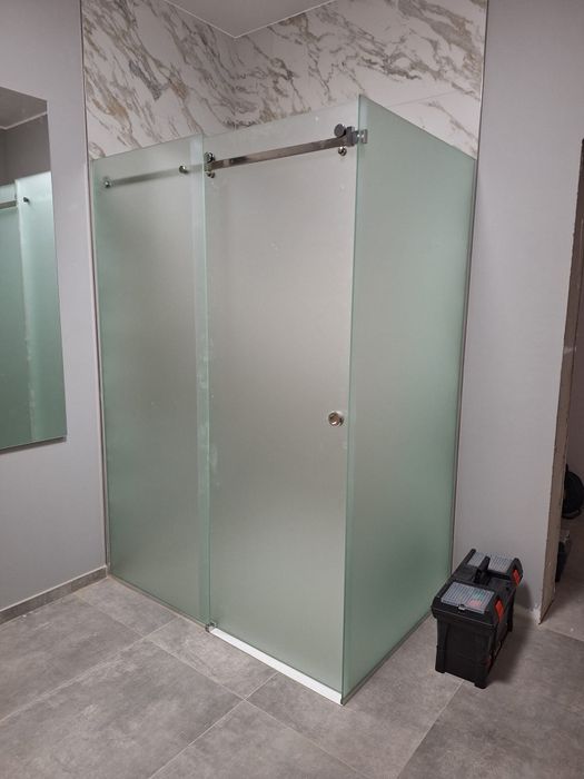 Execut:Cabine Duș, Paravane ,Oglinzi .