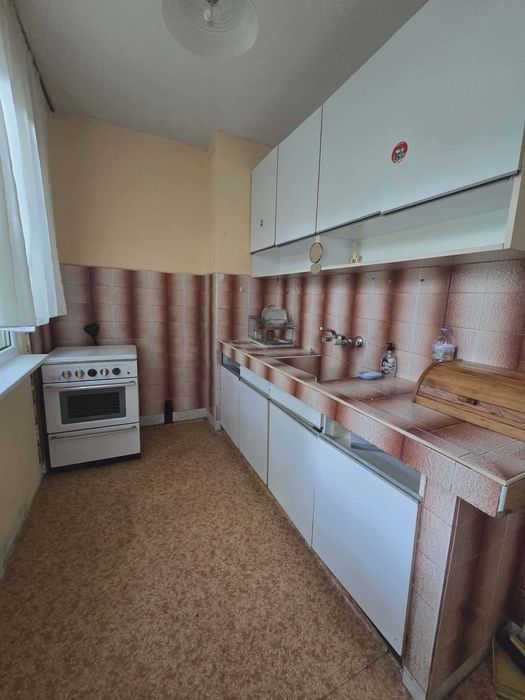 Продавам две стаи и кухня