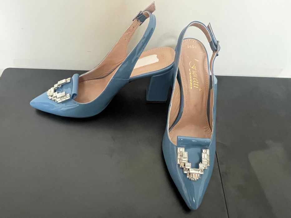 Елегантни обувки с ест. лак