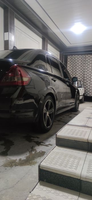 Nissan Tiida sotiladi qora