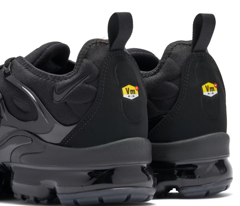 Продавам Triple Black AIR VAPORMAX PLUS