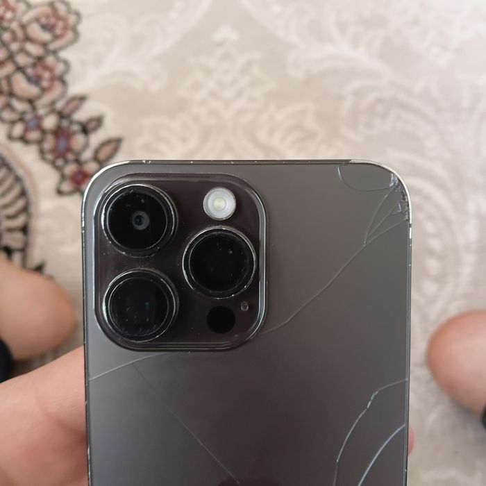 Telefon ishlaydi, lekin ekrani siniq, ko‘rsatmaydi.
Orqa korpusi ham s