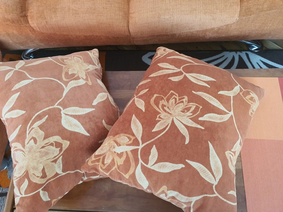 Продавам диван двойка и табуретка-оранжеви