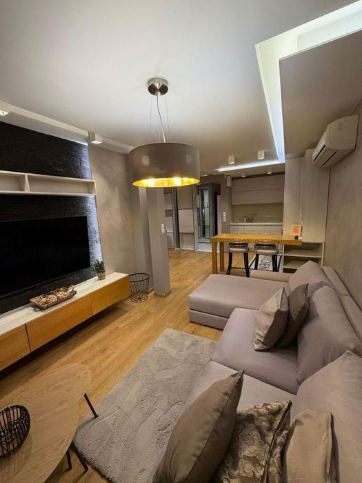 Дава се под наем Тристаен апартамент в София, Изток - 90 кв.м за 1196.97 € - Снимка #1