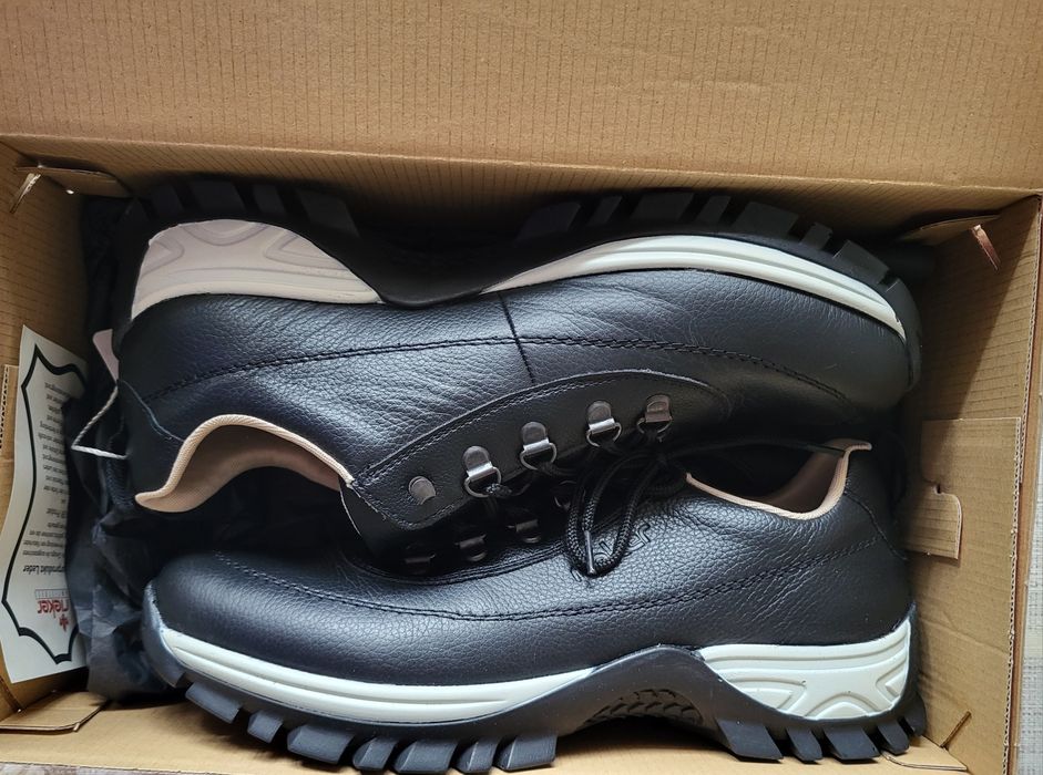 Кроссовки женские