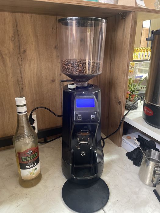 Кофемашина и кофемолка профессиональная для кофейни