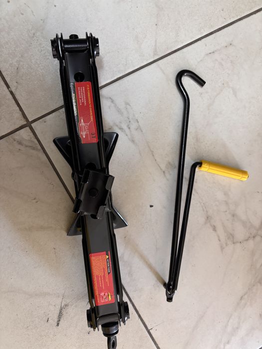 Продам аккумулятор. Домкрат. Планшет