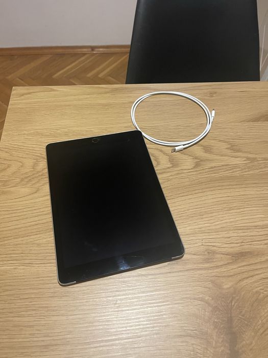 Ipad air 2 cellular 64 gb + подарък протектор за малко дете