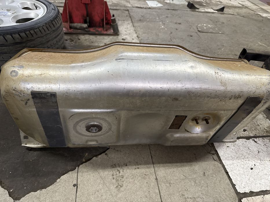 Бензобак на мерседес 140