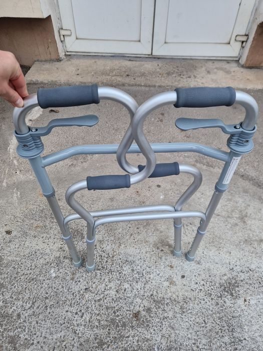 Cadru de mers pliabil