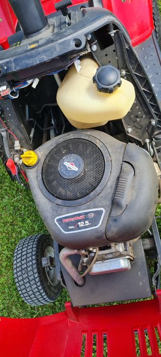 Tractoraș pentru tuns gazon