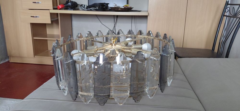 Красивая люстра в зал