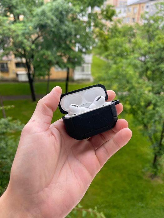 • Apple AirPods Pro  • cu husa •