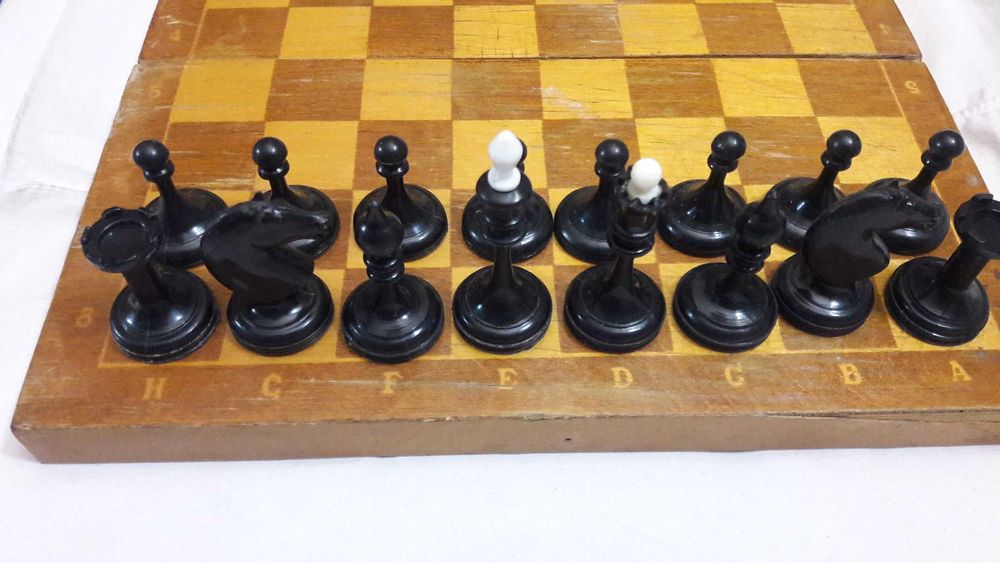 Продаются шахматы СССР с доской.