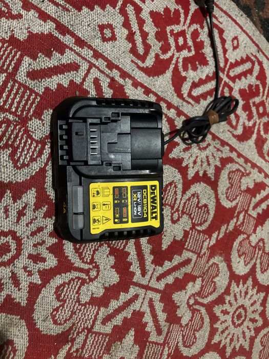 Зарядно девалт 12-18V