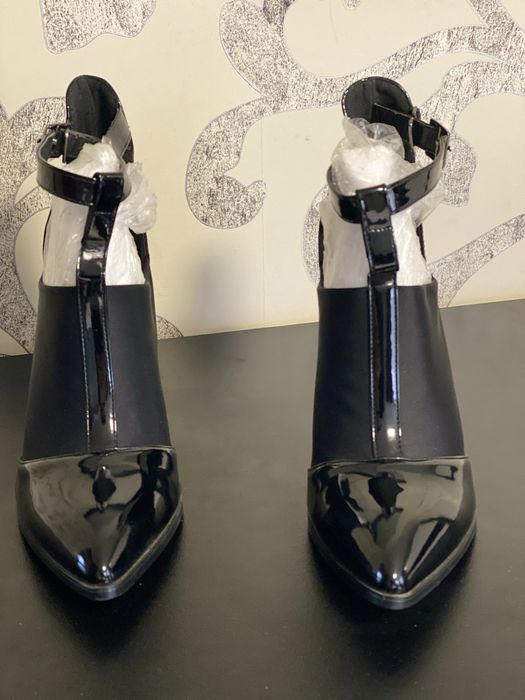 Елегантни Дамски Черни Обувки От Естествен Лак На Ток