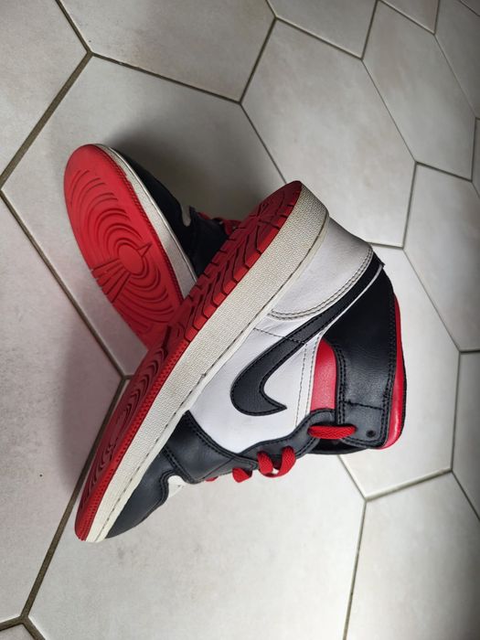 Nike Air Jordan 1 Mid GS "Black Toe", măr. 37.5, 220 RON